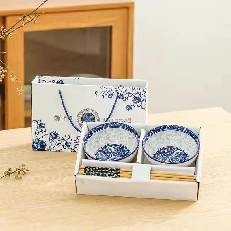 bols-chinois-peints-et-baguettes