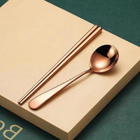 cuillere-et-soupe-chinoise-avec-baguettes-en-or-rose
