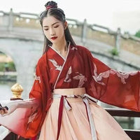 robe-chinoise-rouge-fille-danse