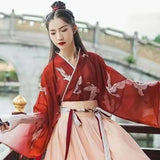 robe-chinoise-rouge-fille-danse