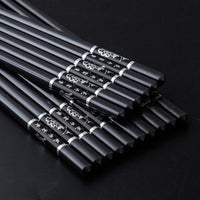 baguettes-chinoises-noires-et-dorees