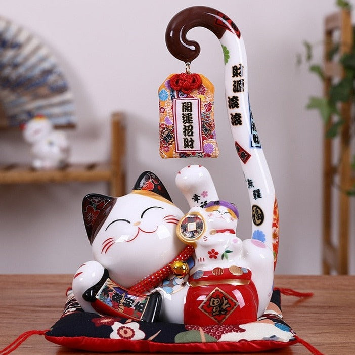 chat-chinois-avec-mouvement-de-la-patte