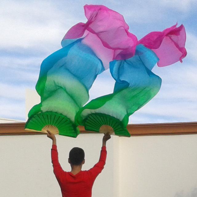 eventails-chinois-de-danse-verts-bleus-et-roses